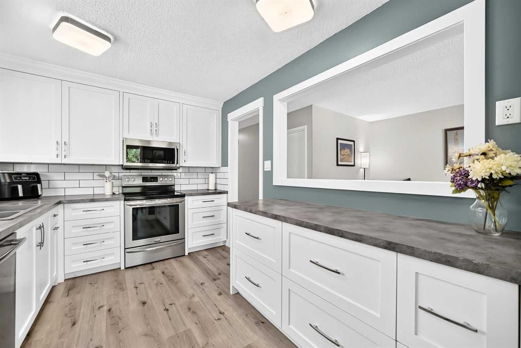 7731 47 Avenue NW, Calgary — photo 5 of 45