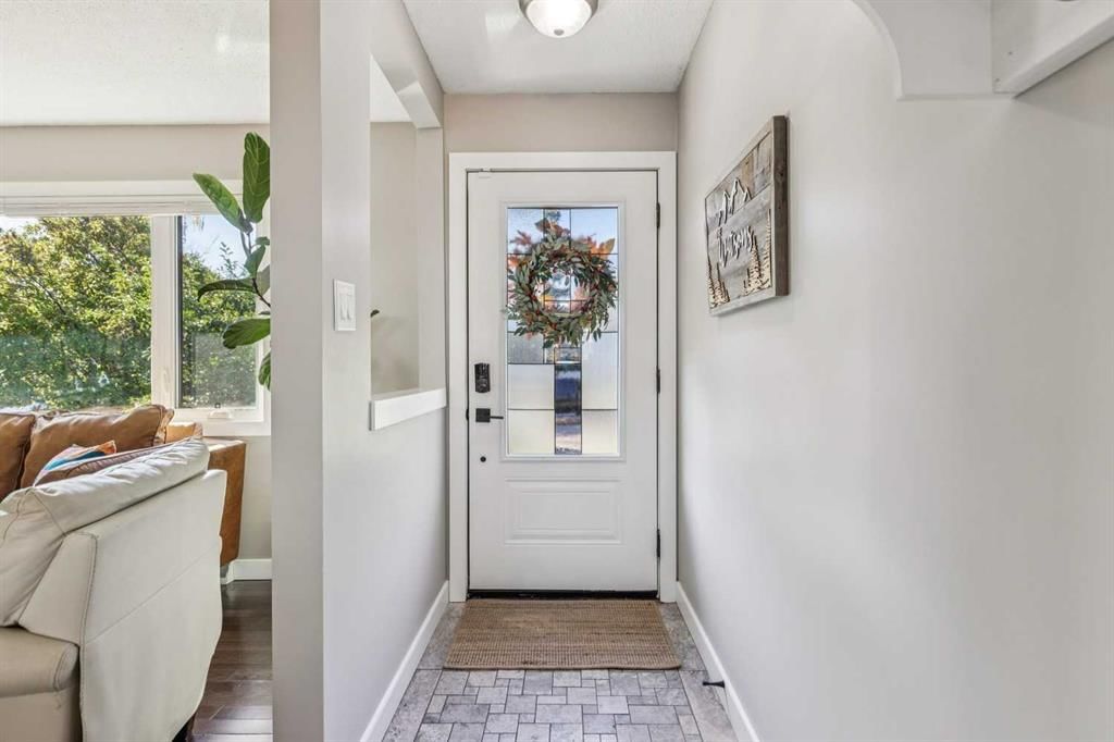 7623 Fleetwood Drive SE, Calgary — photo 2 of 40