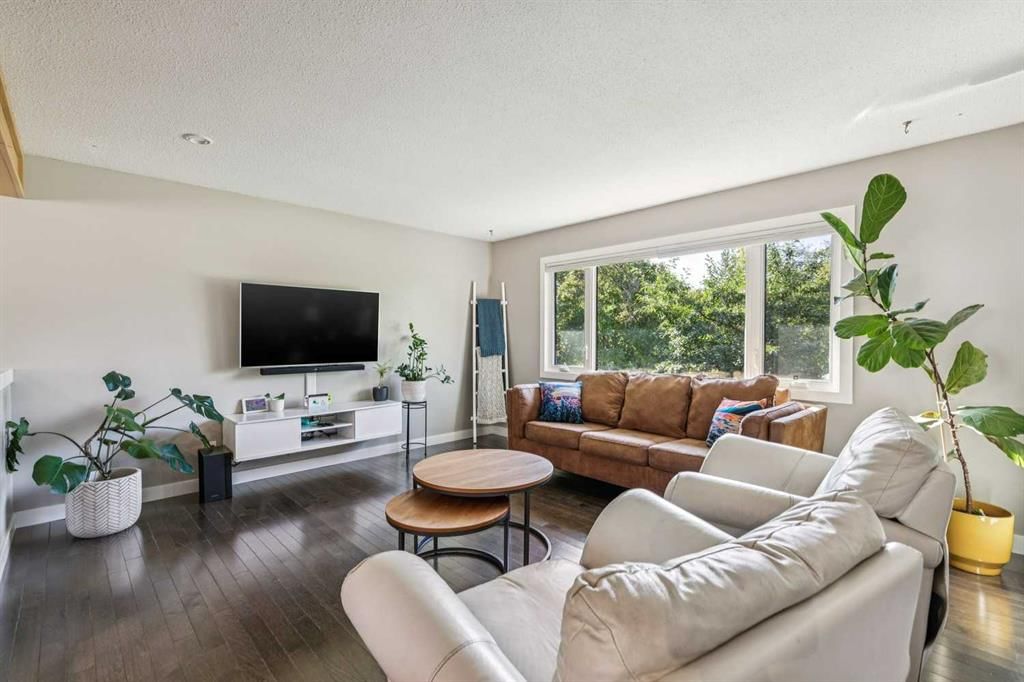 7623 Fleetwood Drive SE, Calgary — photo 3 of 40