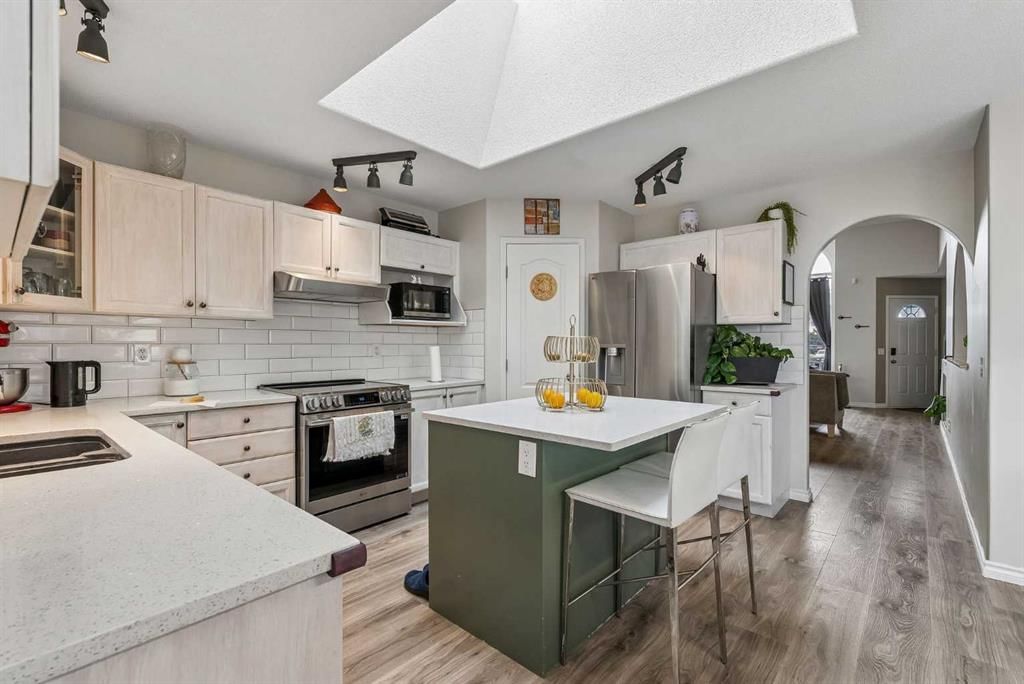 1420 Meadowbrook Drive SE, Airdrie — photo 2 of 33