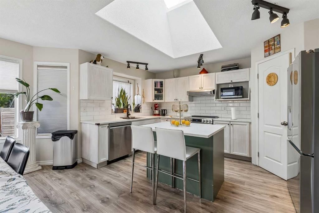 1420 Meadowbrook Drive SE, Airdrie — photo 4 of 33
