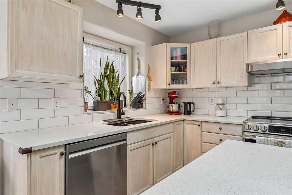 1420 Meadowbrook Drive SE, Airdrie — photo 5 of 33