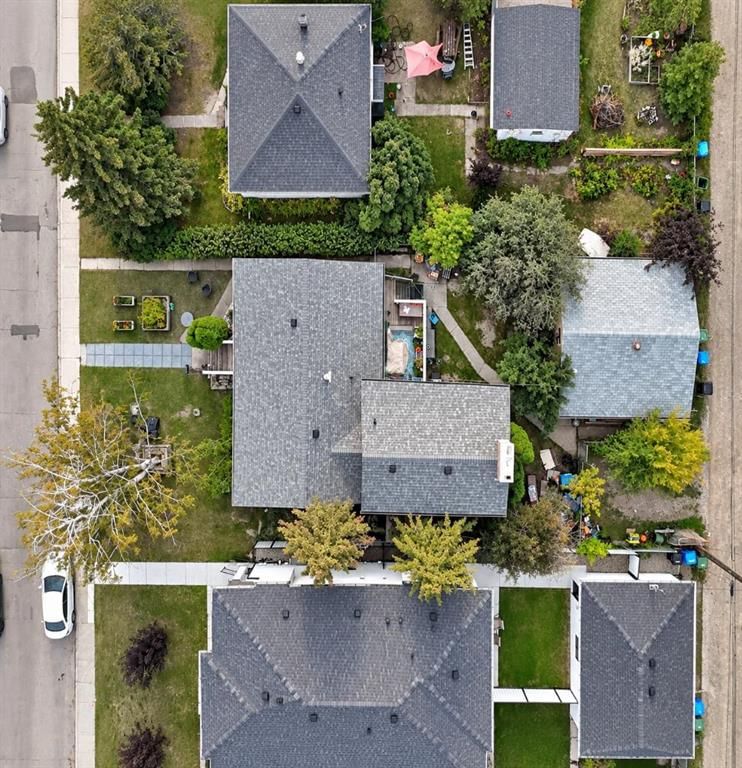 8344 47 Avenue NW, Calgary — photo 3 of 9