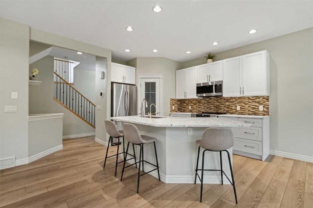 126 Chapman Close SE, Calgary — photo 4 of 34