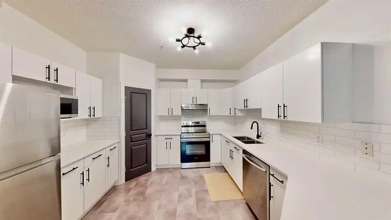 203, 138 18 Avenue SE, Calgary — photo 2 of 32