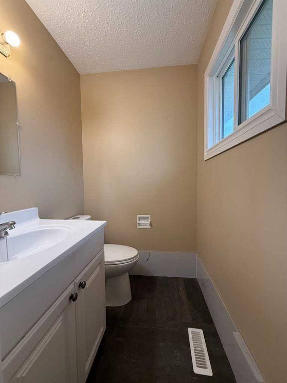 139 Maitland Road NE, Calgary — photo 4 of 17