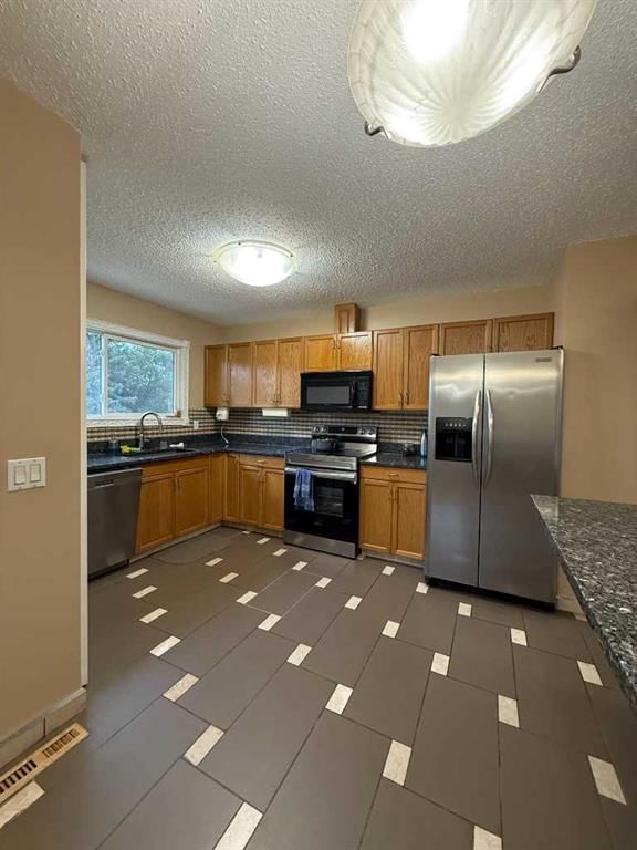139 Maitland Road NE, Calgary — photo 5 of 17