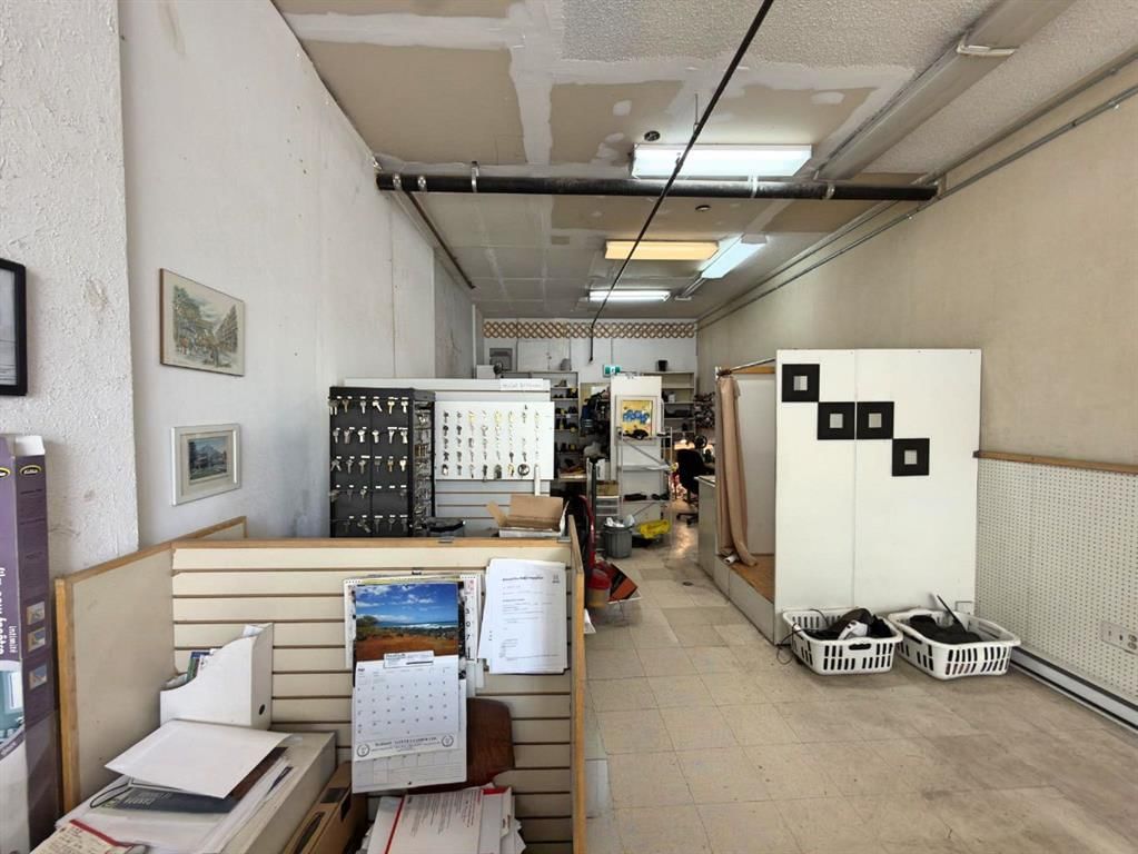 325B 17 Avenue SW, Calgary — photo 3 of 9