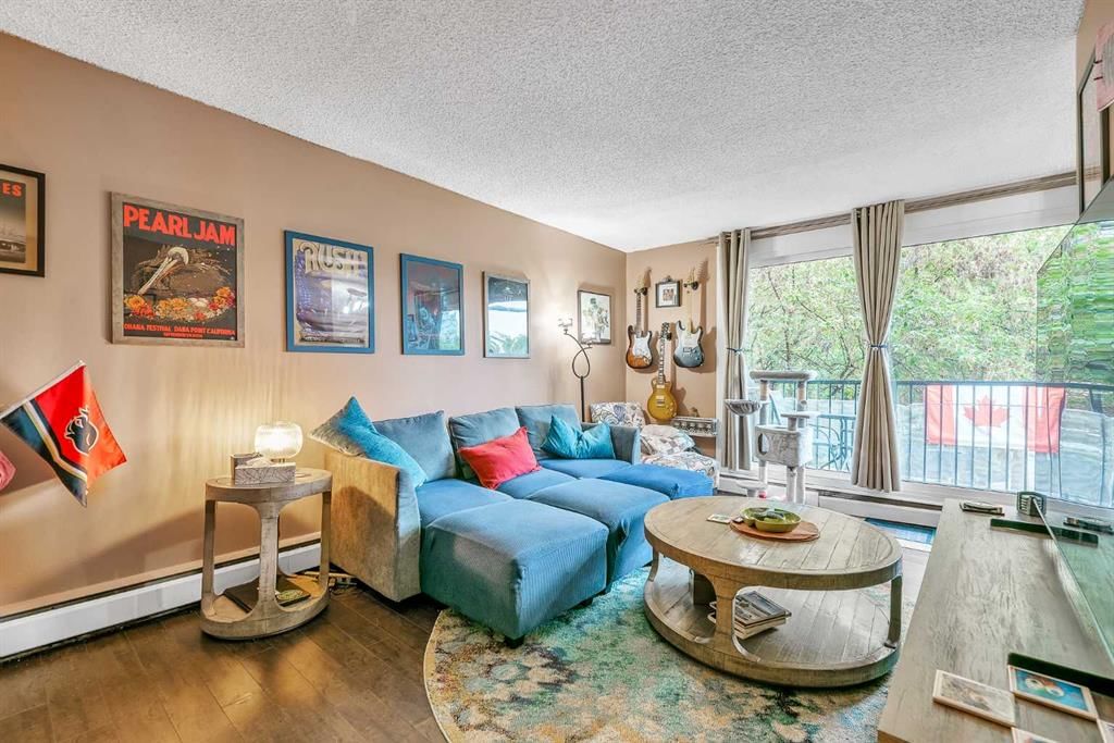 22, 1703 11 Avenue SW, Calgary — main listing photo