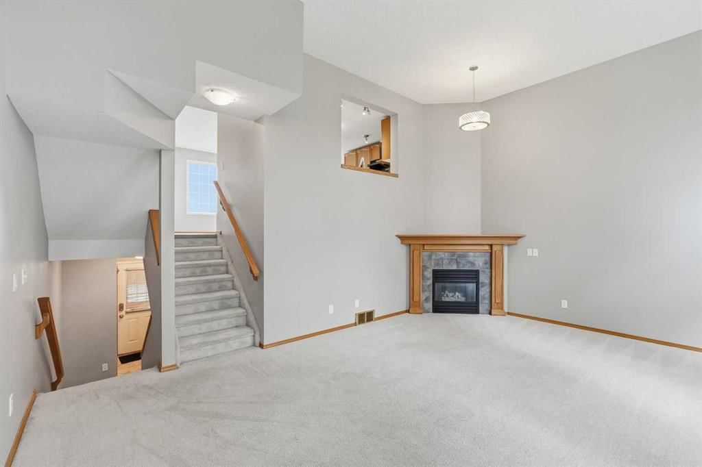 22 Lincoln Green SW, Calgary — photo 5 of 34