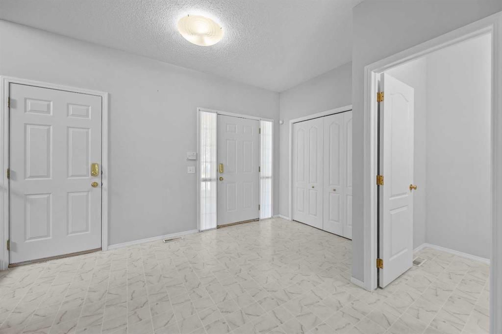 15 Hidden Ranch Crescent NW, Calgary — photo 3 of 48