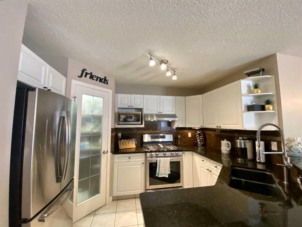 10 Elgin Drive SE, Calgary — photo 3 of 28