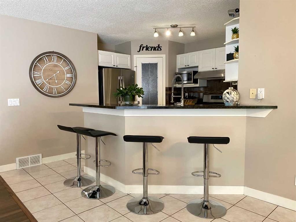 10 Elgin Drive SE, Calgary — photo 4 of 28