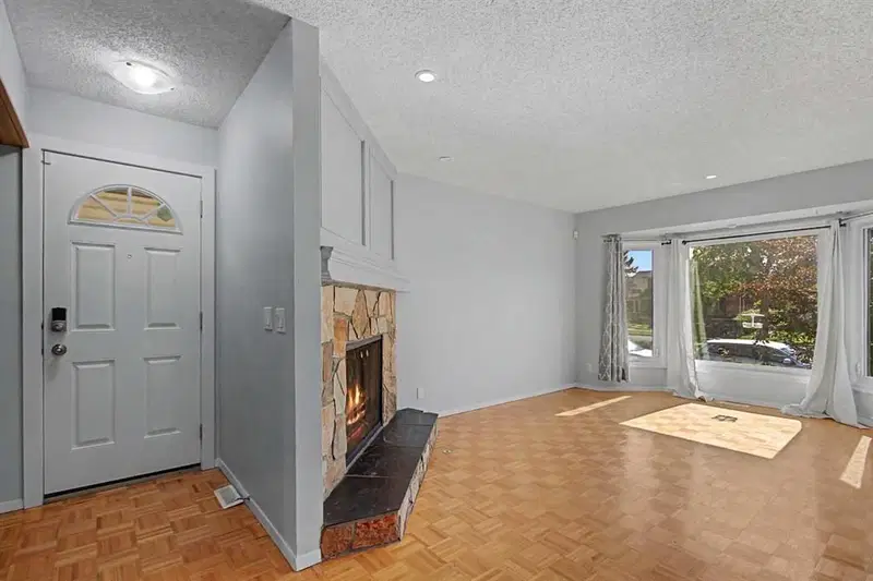 2444 Woodview Drive SW, Calgary — photo 2 of 34