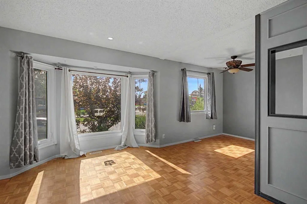 2444 Woodview Drive SW, Calgary — photo 4 of 34