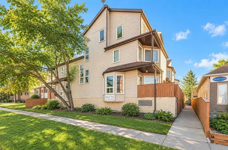 11, 113 22 Avenue NE, Calgary — main listing photo