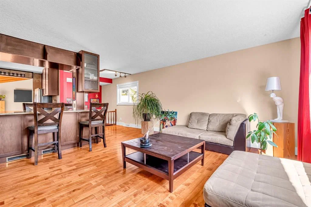 7207 Fleetwood Drive SE, Calgary — photo 2 of 49