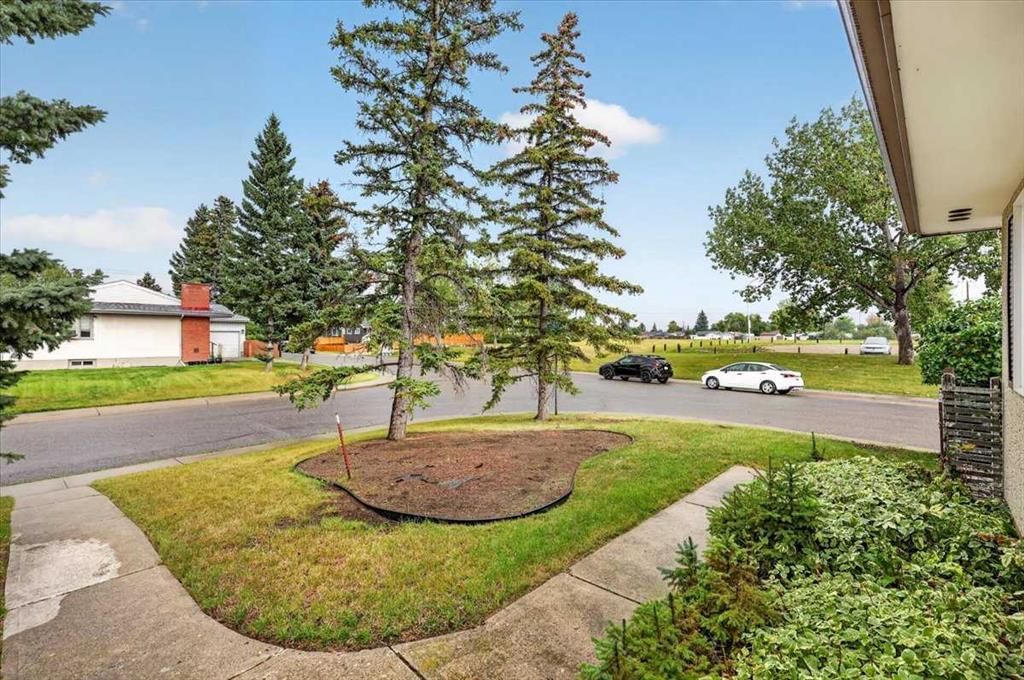 4647 Marwood Way NE, Calgary — photo 4 of 48