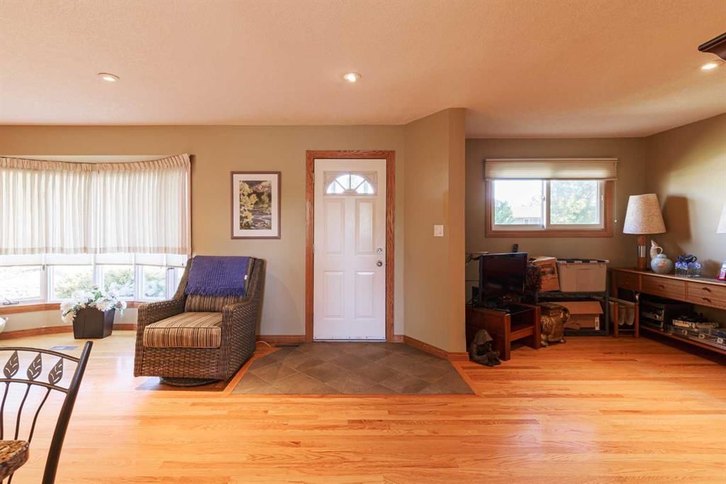 346 Rundleview Drive NE, Calgary — photo 4 of 37