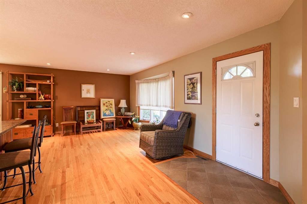 346 Rundleview Drive NE, Calgary — photo 5 of 37