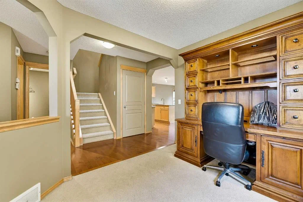 7308 26 Avenue SW, Calgary — photo 4 of 37
