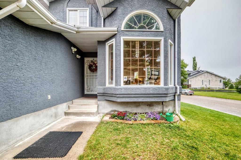 9217 Santana Crescent NW, Calgary — photo 3 of 47