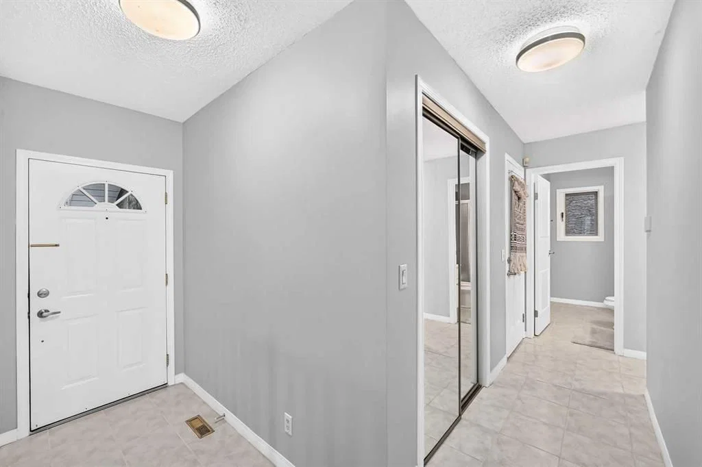 9217 Santana Crescent NW, Calgary — photo 4 of 47