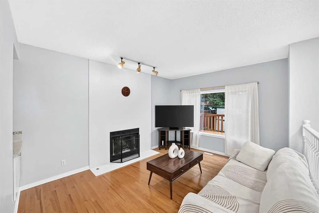 9217 Santana Crescent NW, Calgary — photo 5 of 47
