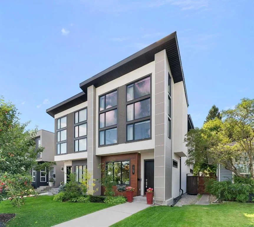1707 46 Avenue SW, Calgary — main listing photo