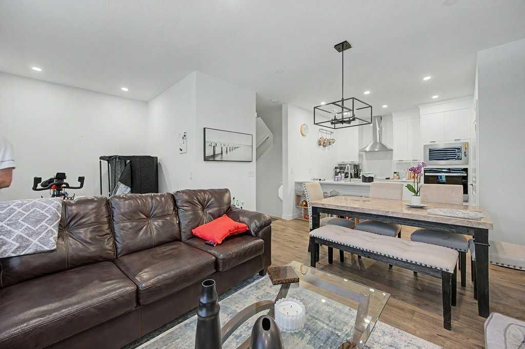 140 Sovereign Common SW, Calgary — photo 5 of 31