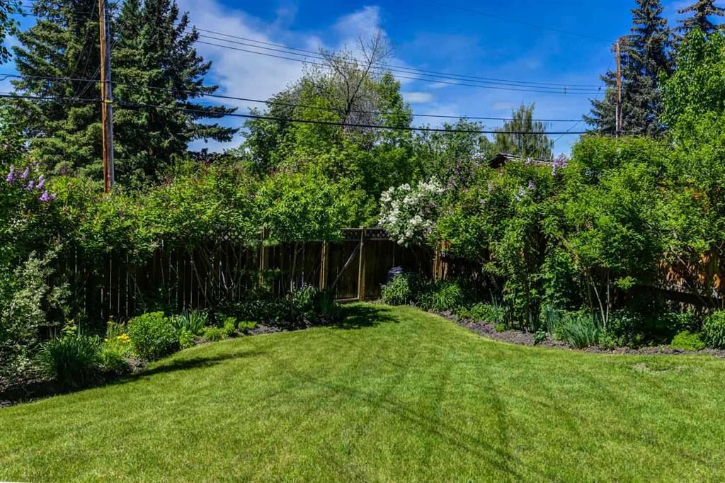 47 Cambridge Road NW, Calgary — photo 3 of 35