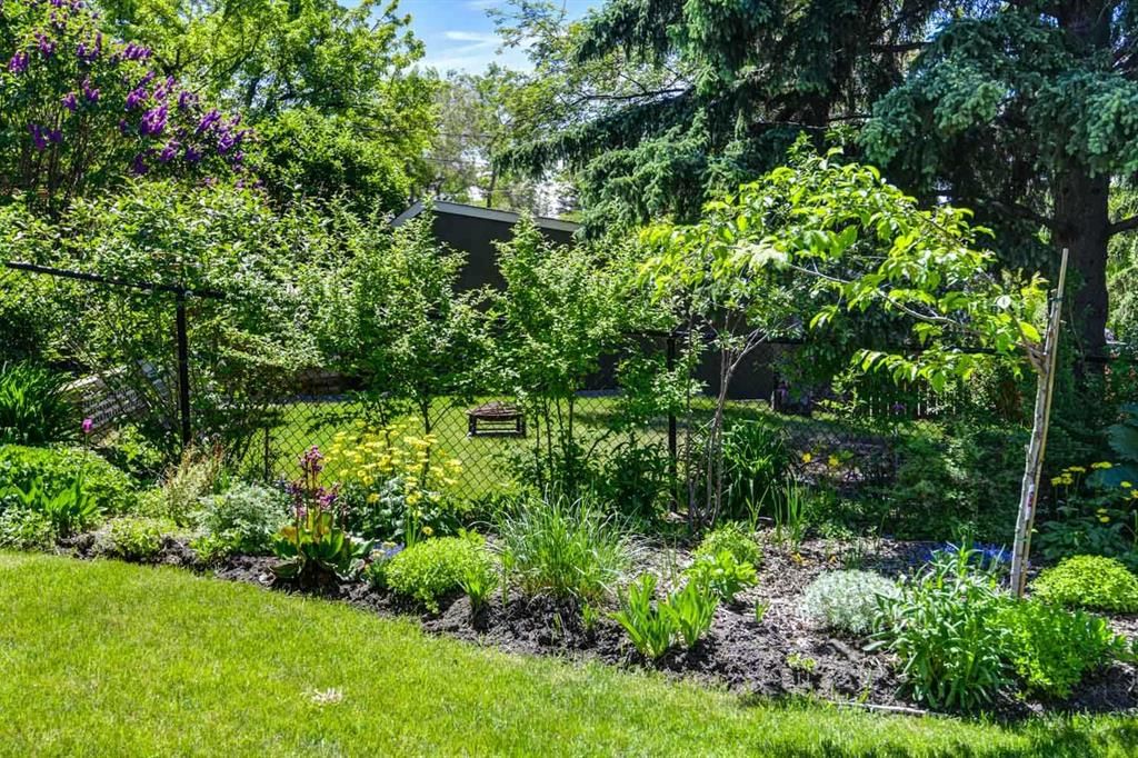 47 Cambridge Road NW, Calgary — photo 4 of 35