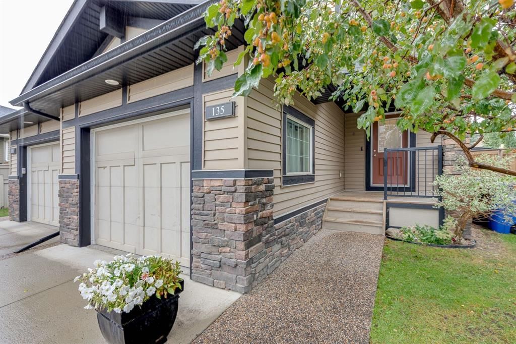 135 Kingsbridge Road SE, Airdrie — photo 2 of 36