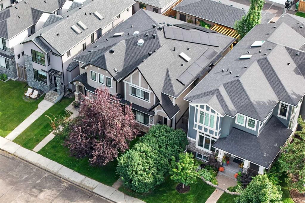 1743 46 Avenue SW, Calgary — main listing photo