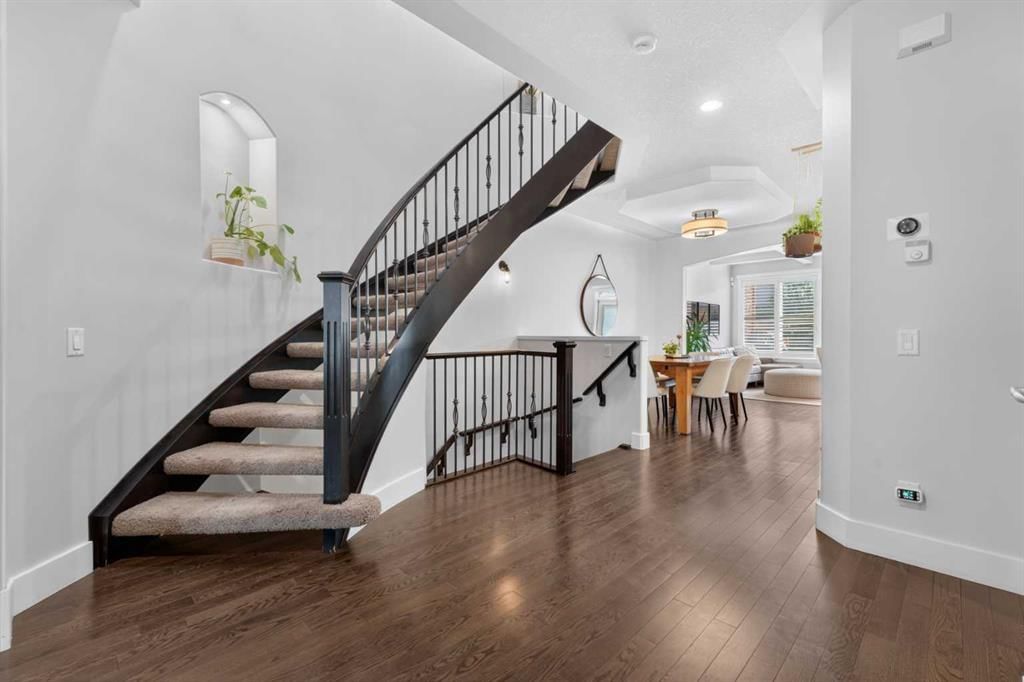 1743 46 Avenue SW, Calgary — photo 4 of 25
