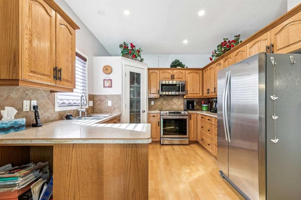 65 Scimitar Heath NW, Calgary — photo 4 of 36