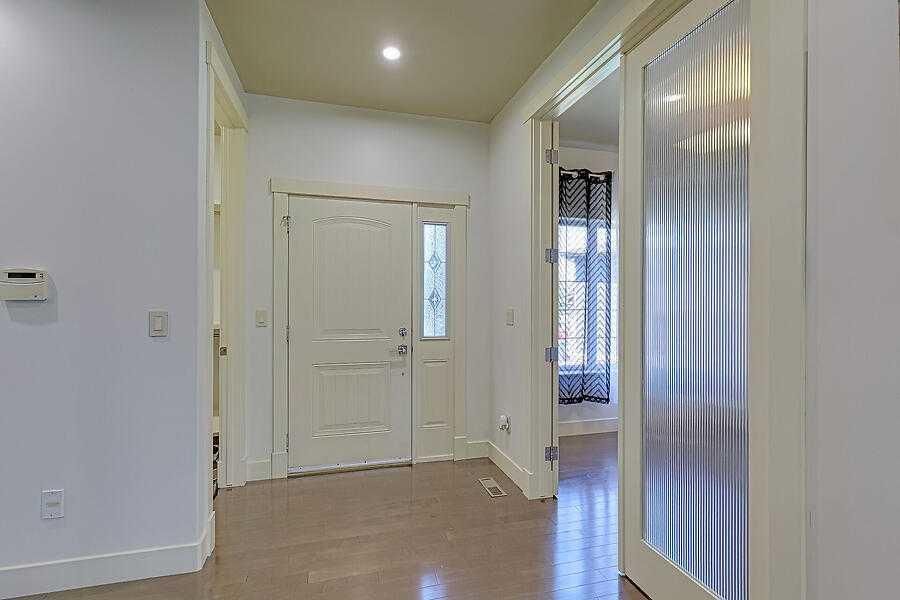 16 Rockcliff Point NW, Calgary — photo 4 of 47