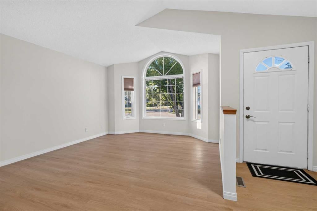44 Harvest Gold Circle NE, Calgary — photo 3 of 34