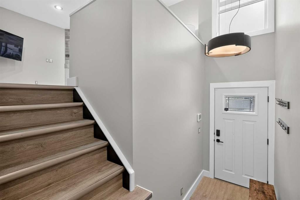 2732 16 Street SW, Calgary — photo 5 of 31
