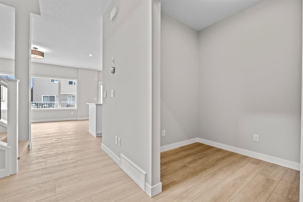 129 Walgrove Bay SE, Calgary — photo 4 of 37