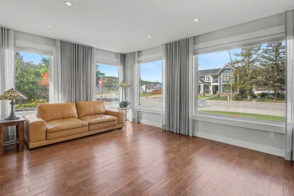 4640 15 Avenue NW, Calgary — photo 3 of 46
