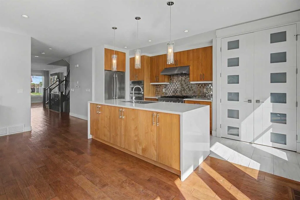 4640 15 Avenue NW, Calgary — photo 4 of 46