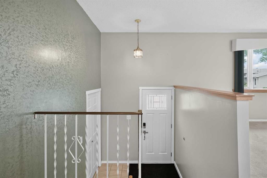 152 Maddock Way NE, Calgary — photo 5 of 44