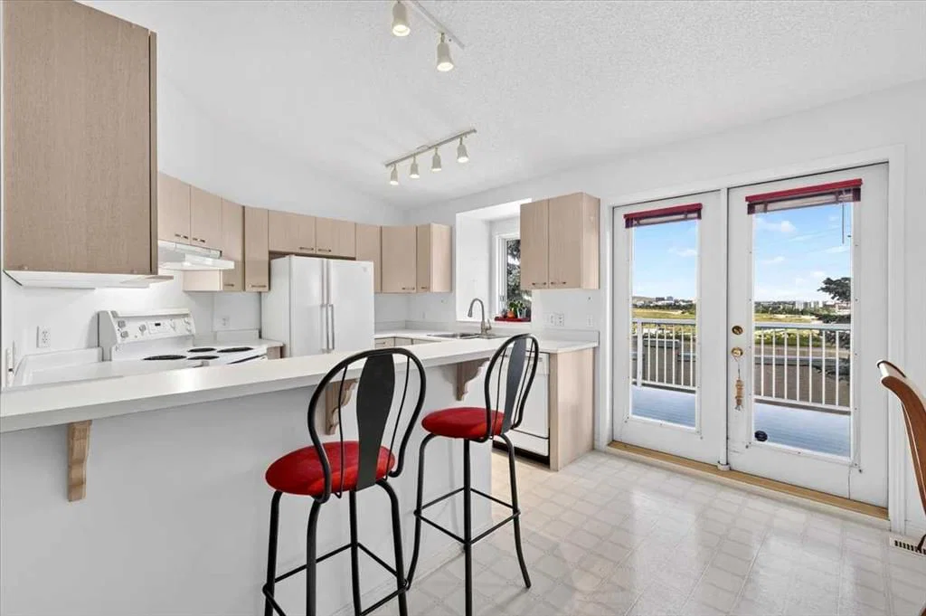 24, 5790 Patina Drive SW, Calgary — photo 5 of 48