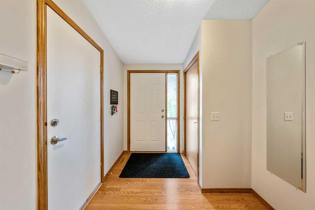 197 Somervale Point SW, Calgary — photo 5 of 38