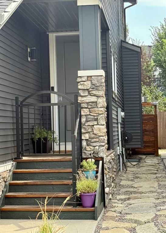 1155 Kings Heights Way SE, Airdrie — photo 2 of 39