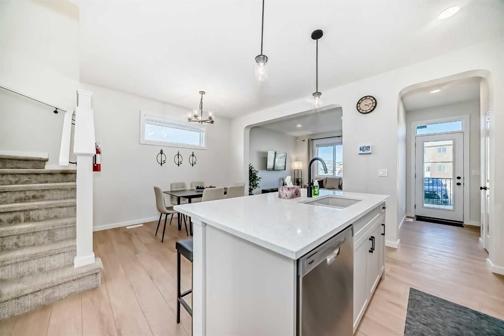 560 Lewisburg Place NE, Calgary — photo 4 of 27