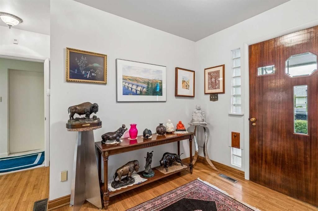 5015 15 Street SW, Calgary — photo 4 of 40