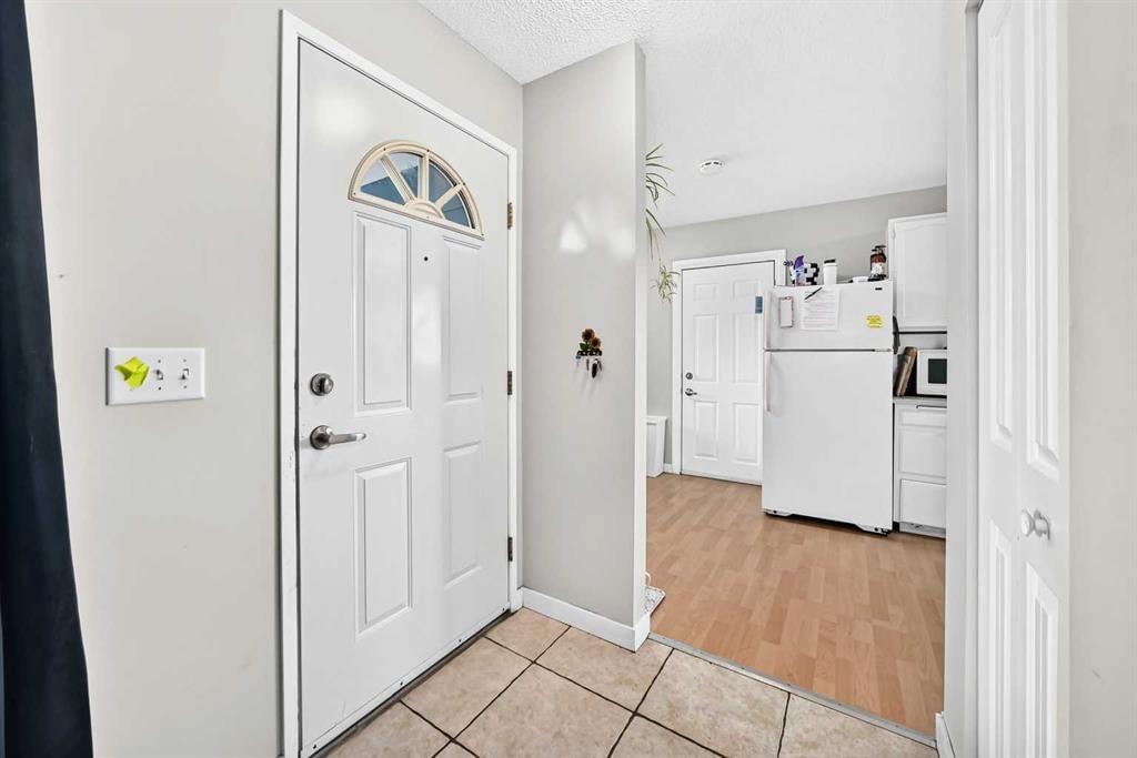 116 Midland Crescent SE, Calgary — photo 5 of 46