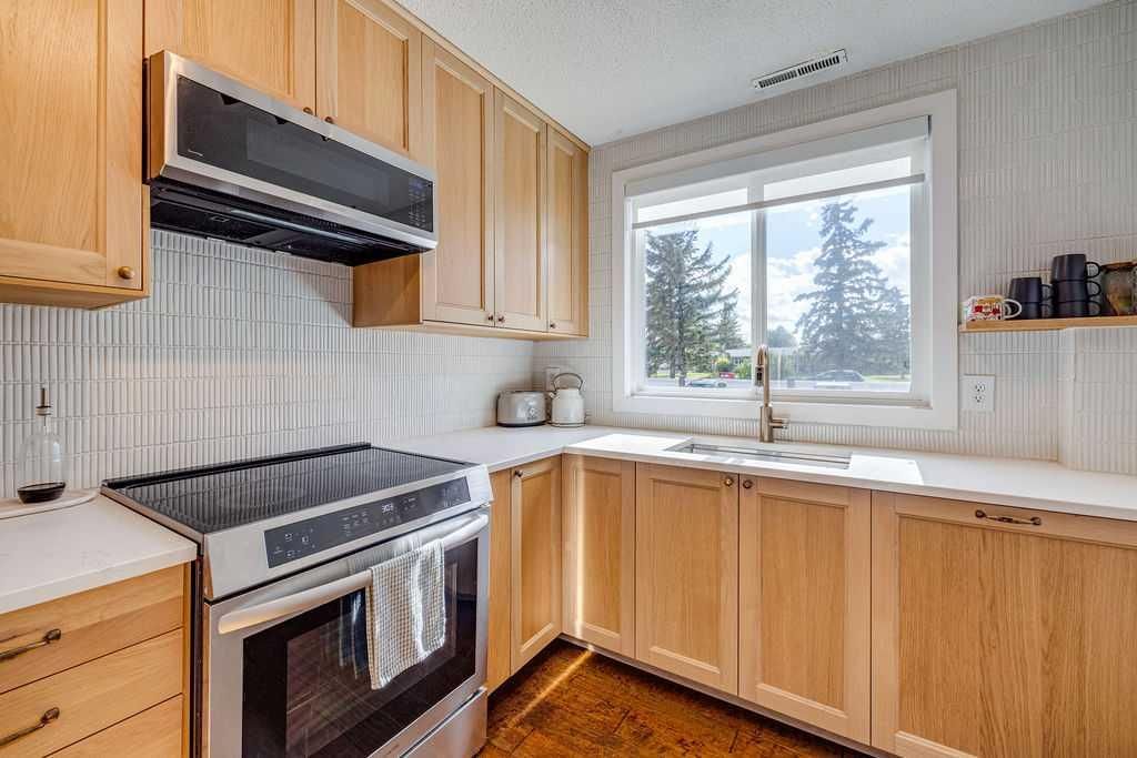 2, 308 Cedar Crescent SW, Calgary — photo 5 of 33